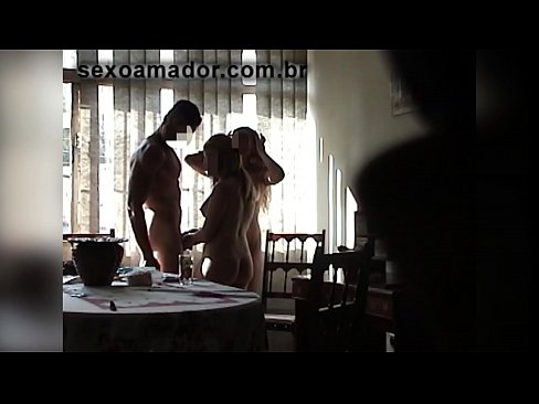 ❤️ Amigos sexuais convidam um homem gigante e um ménage à trois com ele ❌ Porno bonito em nós ❤
