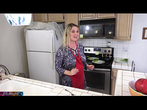 ❤️ A madrasta a ordenhá-lo na cozinha antes do seu encontro ❌ Porno bonito em nós ❤