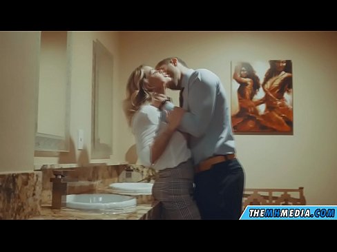 ❤️ Quando uma loira peituda o seduz numa casa de banho pública ❌ Porno bonito em nós ❤